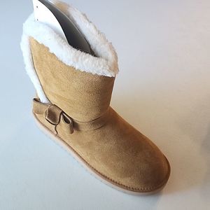 New in box -  Arlena Short Ugg in Chestnut, Size 11 Wide.